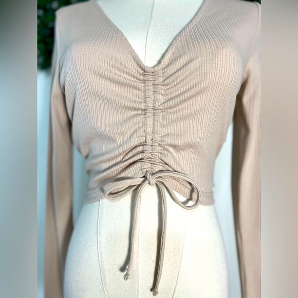 MINKPINK Cream Tan Ribbed Ruched Long Sleeved V Neck Cropped Top Size Small - Picture 2 of 10